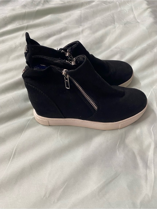 Steve Madden Other - Steve Madden JWedgie Black Suede Wedge Sneakers – Youth Size 2M